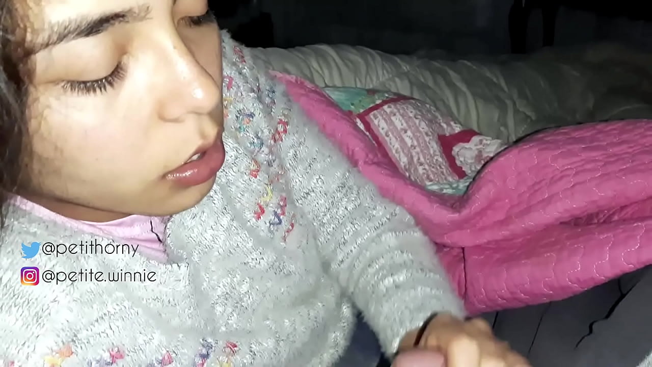 నేను నా భర్త పోగుచేసిన పాలను మింగుతున్నాను - కమ్‌తో నాలుక చూపిస్తున్నాను