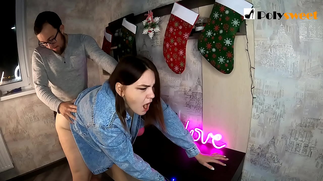 ఆ వ్యక్తి తన నోరు మరియు డిక్‌తో గాడిదలో పోనీటైల్‌తో అందమైన అమ్మాయిని ఫకింగ్ చేయడం ఆనందించాడు