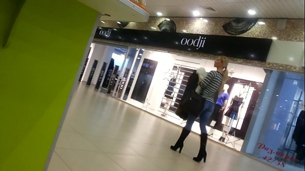 సూపర్ మార్కెట్ లో కూల్ కోడిపిల్ల.